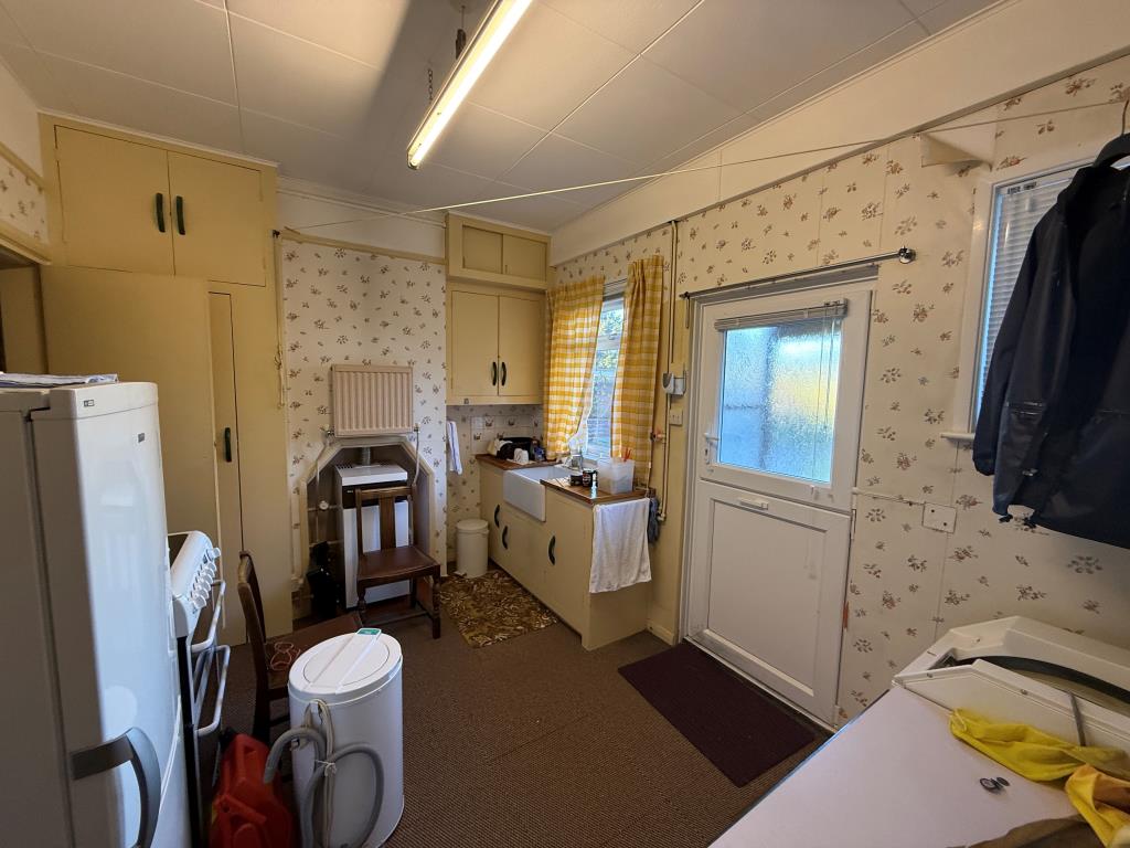 Lot: 118 - TWO-BEDROOM MID-TERRACE HOUSE FOR IMPROVEMENT - Kitchen